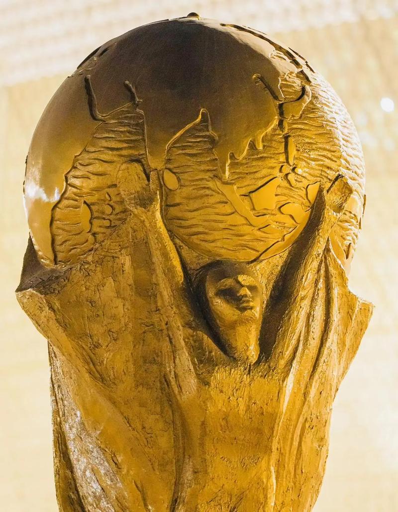 足球爱好者追踪赛事